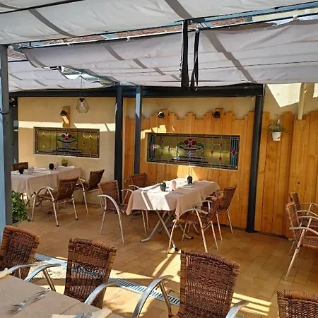 Logis- & Restaurant Le Montligeon فندق 2*
