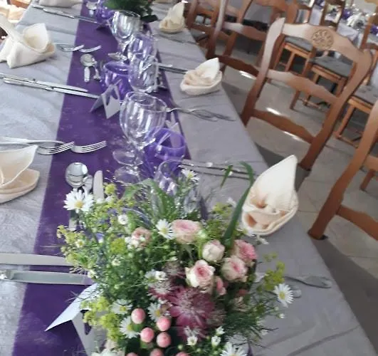 Logis- & Restaurant Le Montligeon 호텔 La Chapelle-Montligeon