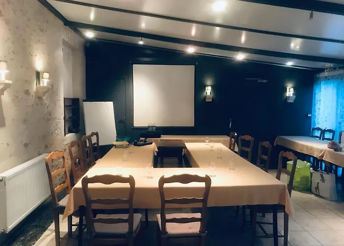 Logis- & Restaurant Le Montligeon 호텔 2*