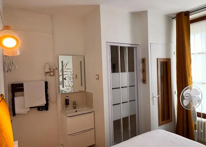 Logis- & Restaurant Le Montligeon 호텔 La Chapelle-Montligeon