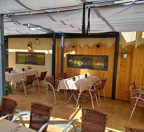 Logis- & Restaurant Le Montligeon 호텔 2*