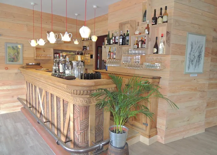 Logis- & Restaurant Le Montligeon 호텔 La Chapelle-Montligeon